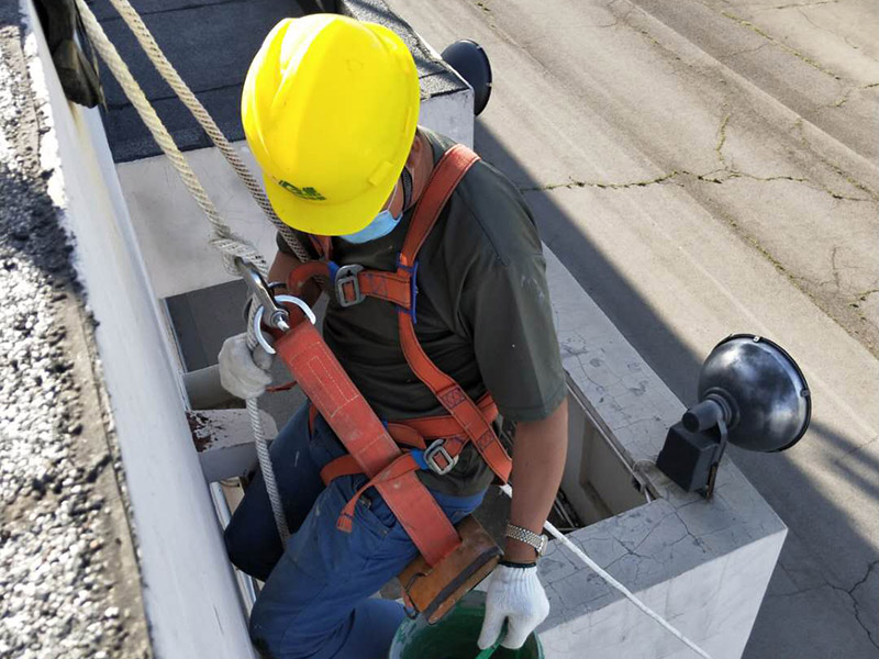 外墻高空作業(yè)施工：首先在對(duì)防水墻處理的時(shí)候一定要對(duì)墻體進(jìn)行檢查，看一看墻體有什么裂縫，或者不均勻的地方，這些地方需要處理過后才能對(duì)墻體進(jìn)行防水處理。嚴(yán)禁在墻面上留下空，裂縫，凹凸不平等問題，而且在外部進(jìn)入室內(nèi)的管子穿過墻體的也要做好密封性。這樣的墻才能做防水處理，不然的話效果會(huì)大打折扣。