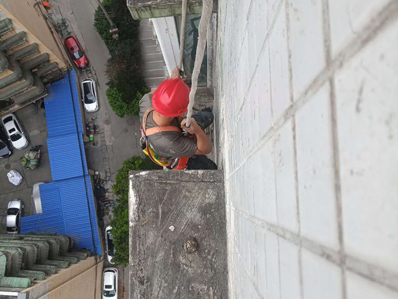 外墻高空作業(yè)施工：首先在對(duì)防水墻處理的時(shí)候一定要對(duì)墻體進(jìn)行檢查，看一看墻體有什么裂縫，或者不均勻的地方，這些地方需要處理過后才能對(duì)墻體進(jìn)行防水處理。嚴(yán)禁在墻面上留下空，裂縫，凹凸不平等問題，而且在外部進(jìn)入室內(nèi)的管子穿過墻體的也要做好密封性。這樣的墻才能做防水處理，不然的話效果會(huì)大打折扣。