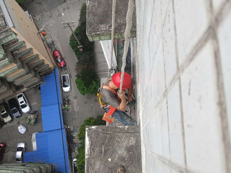 外墻高空作業(yè)施工：首先在對(duì)防水墻處理的時(shí)候一定要對(duì)墻體進(jìn)行檢查，看一看墻體有什么裂縫，或者不均勻的地方，這些地方需要處理過后才能對(duì)墻體進(jìn)行防水處理。嚴(yán)禁在墻面上留下空，裂縫，凹凸不平等問題，而且在外部進(jìn)入室內(nèi)的管子穿過墻體的也要做好密封性。這樣的墻才能做防水處理，不然的話效果會(huì)大打折扣。