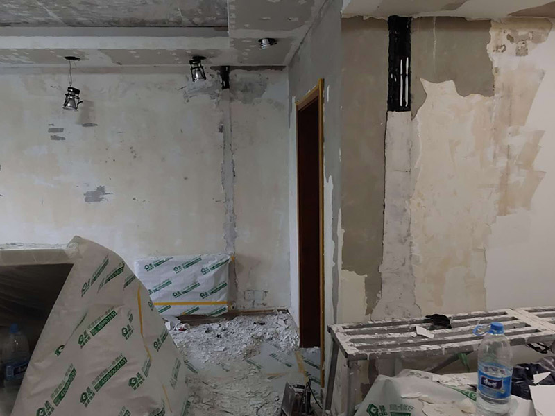 全屋墻面鏟除翻新：舊墻面在翻新前一定要做墻面基底處理，粉化嚴重的要全部鏟除，鏟除后抹上一層白水泥，原來墻面過于光滑、刷過油漆的鏟除后還要做打磨處理，把粘結不牢的表皮去掉，便于新涂料和墻體粘結。墻面底漆的作用是抗堿防潮、封固基材、保護面漆，提高面漆的質感和遮蓋力，對于老房翻新，墻面一定要做底漆，如果沒有刷底漆就直接上面漆的話，時間一長墻面容易起泡、發(fā)霉，太陽照曬時間長了也容易變色。已經(jīng)上好面漆的墻面要修補會比較麻煩，容易產(chǎn)生色差，材料的使用時間不同，質量也難以保證，很難達到理想效果。 所以墻面的修補最好是整塊墻面，或是盡可能地選擇較大面積進行修補，這樣可以盡量避免產(chǎn)生色差，修補后的質量也更好。