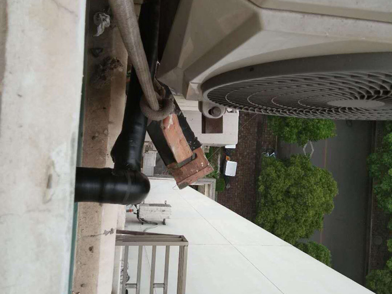 外墻下水管維修：1、做外墻防水首先要bai將外墻清理干凈,做到表面無(wú)油污,孔及洞du縫中不留塵土和水泥等zhi松散顆粒及一切雜物。 2、外墻防水用防水粉加JS復(fù)合防水涂料按3.5:1的比例拌制成修補(bǔ)膏,將面磚之間灰縫上裂縫,孔洞嵌填密實(shí)。 3、待其干燥后,用有機(jī)硅憎水劑將外墻全面噴涂一遍。有機(jī)硅憎水劑屬環(huán)保產(chǎn)品,不變?cè)最伾?不易粘惹灰塵,不影響飾面磚裝飾效果。