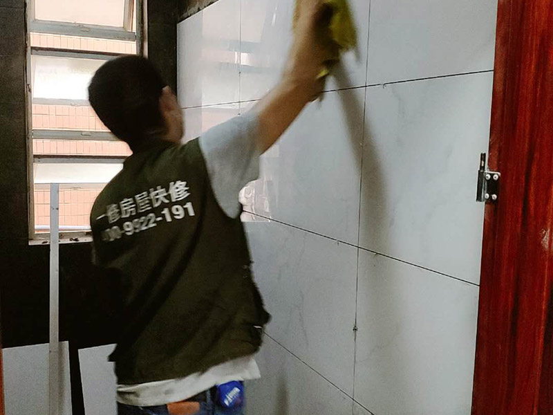 衛(wèi)生間裝修改造：由于衛(wèi)生間的用水量大，因此施工的第一步，我們需要對水電進行布局和改造。衛(wèi)生間的水電改造包括浴霸采暖、水管的入墻處理等。我們在進行水電改造前，要先明確衛(wèi)生間里需要安裝的衛(wèi)浴設(shè)備及其安裝的位置，然后預(yù)留好相關(guān)的插座，以防后期需要添加電器，方便使用。水電改造必須按照嚴(yán)格的施工標(biāo)準(zhǔn)來操作，以免影響到衛(wèi)生間的正常使用。其次，我們要做好衛(wèi)生間的防水工程，一般來說，它的地面防水是需要做兩遍，其防水層要高出地面大概250mm左右。然后我們在做好保護層，處理好地面防水之后，衛(wèi)生間的墻面也需要做好相應(yīng)的防水工程。需要注意的是衛(wèi)生間的墻面防水層最好做到頂，防水工程做好之后，一定不要忘了做24小時閉水試驗。