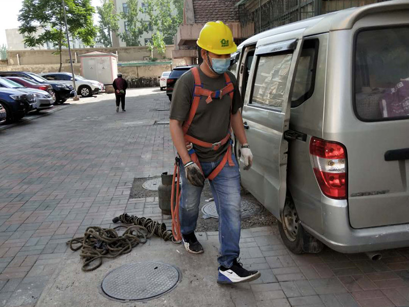屋面鋪防水卷材：施工程序：bai驗收找平層&rarr;清理基層du&rarr;配制水泥粘合劑&rarr;做附加層&rarr;基zhi層施工&rarr;保護dao層&rarr;養(yǎng)護。 粘結前，先將屋面防水卷材預鋪開，找正，然后將屋面防水卷材兩端對折卷起，把配制好的水泥粘合劑倒入基層上，并用刮板均勻的刮開，再將屋面防水卷材向前推鋪，并及時用刮板排除遺留在屋面防水卷材內(nèi)部的空氣，刮出多余粘結劑。屋面防水卷材與找平層的粘結率&ge;85％。