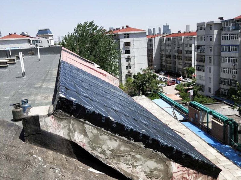 屋面鋪防水卷材：施工程序：bai驗收找平層&rarr;清理基層du&rarr;配制水泥粘合劑&rarr;做附加層&rarr;基zhi層施工&rarr;保護dao層&rarr;養(yǎng)護。 粘結前，先將屋面防水卷材預鋪開，找正，然后將屋面防水卷材兩端對折卷起，把配制好的水泥粘合劑倒入基層上，并用刮板均勻的刮開，再將屋面防水卷材向前推鋪，并及時用刮板排除遺留在屋面防水卷材內(nèi)部的空氣，刮出多余粘結劑。屋面防水卷材與找平層的粘結率&ge;85％。