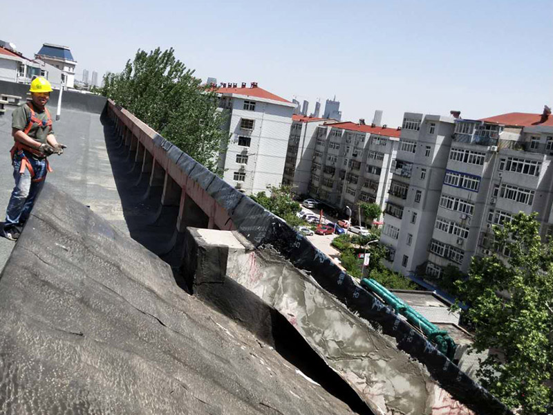 屋面鋪防水卷材：施工程序：bai驗收找平層&rarr;清理基層du&rarr;配制水泥粘合劑&rarr;做附加層&rarr;基zhi層施工&rarr;保護dao層&rarr;養(yǎng)護。 粘結前，先將屋面防水卷材預鋪開，找正，然后將屋面防水卷材兩端對折卷起，把配制好的水泥粘合劑倒入基層上，并用刮板均勻的刮開，再將屋面防水卷材向前推鋪，并及時用刮板排除遺留在屋面防水卷材內(nèi)部的空氣，刮出多余粘結劑。屋面防水卷材與找平層的粘結率&ge;85％。