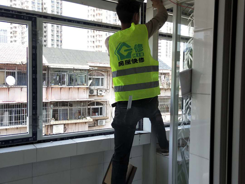 陽(yáng)臺(tái)窗戶安裝：1、測(cè)尺寸，在使用鋁合bai金窗時(shí)，封陽(yáng)臺(tái)前應(yīng)準(zhǔn)確du地測(cè)量陽(yáng)臺(tái)封閉面的尺zhi寸，在施工現(xiàn)場(chǎng)外按尺寸加工dao制作窗戶框、玻璃，運(yùn)抵施工現(xiàn)場(chǎng)。在安裝前，應(yīng)檢驗(yàn)窗戶尺寸與封陽(yáng)臺(tái)的洞口尺寸是否一致。 2、固定支架，用固定片固定，窗戶安裝前應(yīng)先清理陽(yáng)臺(tái)洞口的基層，要求將窗戶緊靠墻體的基層材料清除，并在固定點(diǎn)打孔，預(yù)設(shè)膨脹螺栓或塑料脹銷，以便固定窗體。安裝窗戶時(shí)，應(yīng)首先將窗戶穩(wěn)坐在洞口處，固定其位置，用螺絲加塑料脹銷固定。 3、檢查是否安正，窗框與窗戶洞口連接好后，應(yīng)該檢查窗戶是否安裝正了。若窗戶安裝不正，使用一段時(shí)間后可能會(huì)出現(xiàn)窗戶越來(lái)越歪的情況。如果是常規(guī)的矩形窗戶，可以直接量窗戶的對(duì)角線(左下角和右上角、左上角和右下角)，兩根線長(zhǎng)度需一致;如果是圓弧型窗戶，需要使用水平尺，尺上的氣泡在中間表明窗戶是正的;如果是傾斜的窗戶，則需要使用吊錘。 4、打發(fā)泡膠，窗戶調(diào)整完后，就需要打發(fā)泡膠，填充窗框與墻之間的縫隙。待發(fā)泡膠固化后(一般需要2-3小時(shí)，冬天需要的時(shí)間更長(zhǎng))，將多余的發(fā)泡膠切割掉。