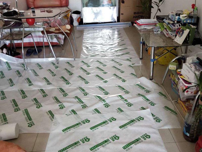 陽(yáng)臺(tái)窗戶安裝：1、測(cè)尺寸，在使用鋁合bai金窗時(shí)，封陽(yáng)臺(tái)前應(yīng)準(zhǔn)確du地測(cè)量陽(yáng)臺(tái)封閉面的尺zhi寸，在施工現(xiàn)場(chǎng)外按尺寸加工dao制作窗戶框、玻璃，運(yùn)抵施工現(xiàn)場(chǎng)。在安裝前，應(yīng)檢驗(yàn)窗戶尺寸與封陽(yáng)臺(tái)的洞口尺寸是否一致。 2、固定支架，用固定片固定，窗戶安裝前應(yīng)先清理陽(yáng)臺(tái)洞口的基層，要求將窗戶緊靠墻體的基層材料清除，并在固定點(diǎn)打孔，預(yù)設(shè)膨脹螺栓或塑料脹銷，以便固定窗體。安裝窗戶時(shí)，應(yīng)首先將窗戶穩(wěn)坐在洞口處，固定其位置，用螺絲加塑料脹銷固定。 3、檢查是否安正，窗框與窗戶洞口連接好后，應(yīng)該檢查窗戶是否安裝正了。若窗戶安裝不正，使用一段時(shí)間后可能會(huì)出現(xiàn)窗戶越來(lái)越歪的情況。如果是常規(guī)的矩形窗戶，可以直接量窗戶的對(duì)角線(左下角和右上角、左上角和右下角)，兩根線長(zhǎng)度需一致;如果是圓弧型窗戶，需要使用水平尺，尺上的氣泡在中間表明窗戶是正的;如果是傾斜的窗戶，則需要使用吊錘。 4、打發(fā)泡膠，窗戶調(diào)整完后，就需要打發(fā)泡膠，填充窗框與墻之間的縫隙。待發(fā)泡膠固化后(一般需要2-3小時(shí)，冬天需要的時(shí)間更長(zhǎng))，將多余的發(fā)泡膠切割掉。