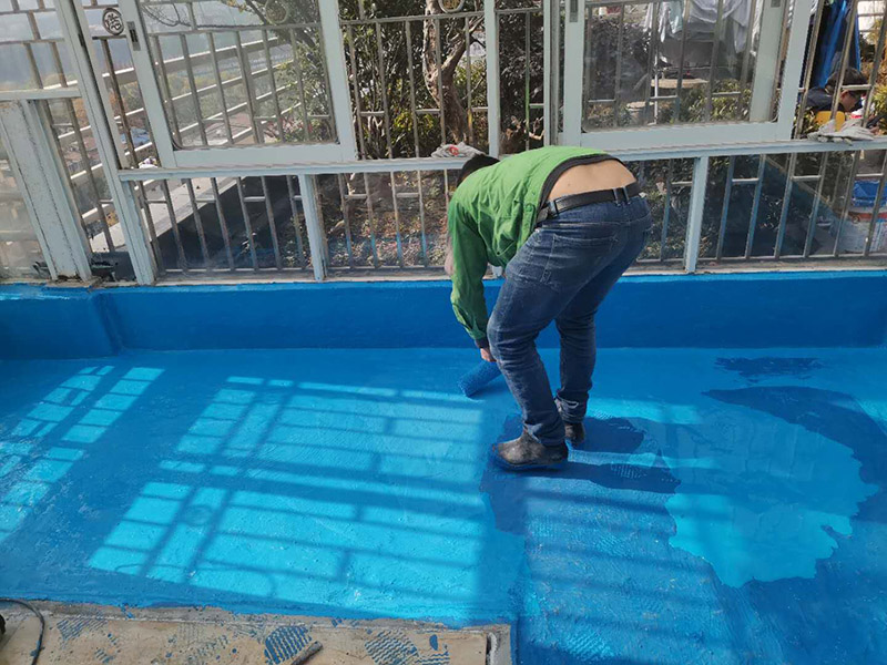 陽臺刷防水維修：開放式的陽臺在暴雨來臨時容易進水，為了防止雨水進入室內(nèi)，因此我們在陽臺裝修時，需要有一定坡度，保證水能順利流向排水孔，不會進入房間。在暴雨天氣下，如果雨量大于地漏的排水能力時，就會在陽臺地面出現(xiàn)大量積水，容易導致積水進入室內(nèi)，因此我們在選購陽臺地漏的時，最好選擇排水量大且順暢的地漏。通常陽臺的防水層都在外層，需要受到陽光暴曬、雨水侵蝕、嚴寒酷暑等自然天氣的考驗，如果沒有出色的性能和良好的保護措施，他的使用年限會大大縮短。因此，我們在選購防水材料時，需要選擇強度高、耐老化的防水涂料。