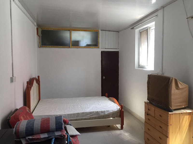 舊房墻面翻新裝修：在墻面翻新前，需要先將舊漆面鏟除干凈，之后在進(jìn)行打磨，將墻面的浮沉雜物都清理干凈。如果墻面有凹凸不平的情況，要先用膩?zhàn)有扪a(bǔ)，如果墻面出現(xiàn)空鼓的現(xiàn)象，也要將整面的墻皮進(jìn)行鏟除，在做后續(xù)的處理?；鶎幼鐾旰?，需要將施工區(qū)域的家具物件移除，避免在翻新過(guò)程中，使家具受到損傷。在刮膩?zhàn)又?，先用尺子檢測(cè)一下墻面的平整度，在施工時(shí)，對(duì)不平整的地方進(jìn)行多次涂刮，修補(bǔ)好不平整的區(qū)域。一般膩?zhàn)庸蝺杀榧纯桑看文佔(zhàn)庸瓮旰笠M(jìn)行打磨，可以讓墻面更加光滑。膩?zhàn)痈赏负?，再?duì)墻面進(jìn)行油漆涂刷，底漆要先刷，施工力度要均勻，這樣漆膜厚度也相對(duì)一致，然后開(kāi)始面漆施工，一定要讓漆面自然干透。墻面翻新后都會(huì)有一些刺鼻的有害氣體，所以在施工完成后，要及時(shí)把窗戶打開(kāi)通風(fēng)，讓室內(nèi)空氣流通，同時(shí)也可以加快墻面的干燥。