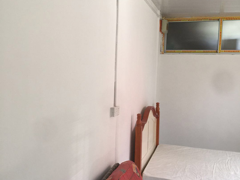 舊房墻面翻新裝修：在墻面翻新前，需要先將舊漆面鏟除干凈，之后在進(jìn)行打磨，將墻面的浮沉雜物都清理干凈。如果墻面有凹凸不平的情況，要先用膩?zhàn)有扪a(bǔ)，如果墻面出現(xiàn)空鼓的現(xiàn)象，也要將整面的墻皮進(jìn)行鏟除，在做后續(xù)的處理。基層做完后，需要將施工區(qū)域的家具物件移除，避免在翻新過(guò)程中，使家具受到損傷。在刮膩?zhàn)又?，先用尺子檢測(cè)一下墻面的平整度，在施工時(shí)，對(duì)不平整的地方進(jìn)行多次涂刮，修補(bǔ)好不平整的區(qū)域。一般膩?zhàn)庸蝺杀榧纯桑看文佔(zhàn)庸瓮旰笠M(jìn)行打磨，可以讓墻面更加光滑。膩?zhàn)痈赏负?，再?duì)墻面進(jìn)行油漆涂刷，底漆要先刷，施工力度要均勻，這樣漆膜厚度也相對(duì)一致，然后開(kāi)始面漆施工，一定要讓漆面自然干透。墻面翻新后都會(huì)有一些刺鼻的有害氣體，所以在施工完成后，要及時(shí)把窗戶打開(kāi)通風(fēng)，讓室內(nèi)空氣流通，同時(shí)也可以加快墻面的干燥。