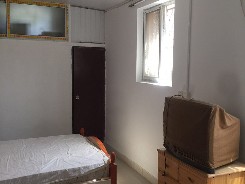 舊房墻面翻新裝修：在墻面翻新前，需要先將舊漆面鏟除干凈，之后在進(jìn)行打磨，將墻面的浮沉雜物都清理干凈。如果墻面有凹凸不平的情況，要先用膩?zhàn)有扪a(bǔ)，如果墻面出現(xiàn)空鼓的現(xiàn)象，也要將整面的墻皮進(jìn)行鏟除，在做后續(xù)的處理?；鶎幼鐾旰?，需要將施工區(qū)域的家具物件移除，避免在翻新過(guò)程中，使家具受到損傷。在刮膩?zhàn)又埃扔贸咦訖z測(cè)一下墻面的平整度，在施工時(shí)，對(duì)不平整的地方進(jìn)行多次涂刮，修補(bǔ)好不平整的區(qū)域。一般膩?zhàn)庸蝺杀榧纯?，每次膩?zhàn)庸瓮旰笠M(jìn)行打磨，可以讓墻面更加光滑。膩?zhàn)痈赏负?，再?duì)墻面進(jìn)行油漆涂刷，底漆要先刷，施工力度要均勻，這樣漆膜厚度也相對(duì)一致，然后開(kāi)始面漆施工，一定要讓漆面自然干透。墻面翻新后都會(huì)有一些刺鼻的有害氣體，所以在施工完成后，要及時(shí)把窗戶打開(kāi)通風(fēng)，讓室內(nèi)空氣流通，同時(shí)也可以加快墻面的干燥。