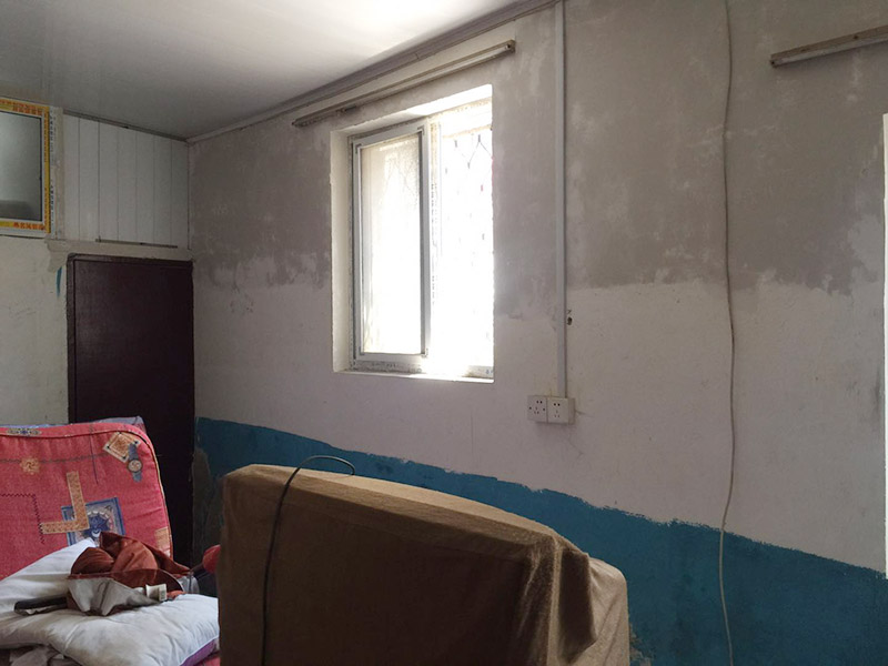 舊房墻面翻新裝修：在墻面翻新前，需要先將舊漆面鏟除干凈，之后在進(jìn)行打磨，將墻面的浮沉雜物都清理干凈。如果墻面有凹凸不平的情況，要先用膩?zhàn)有扪a(bǔ)，如果墻面出現(xiàn)空鼓的現(xiàn)象，也要將整面的墻皮進(jìn)行鏟除，在做后續(xù)的處理?；鶎幼鐾旰螅枰獙⑹┕^(qū)域的家具物件移除，避免在翻新過(guò)程中，使家具受到損傷。在刮膩?zhàn)又?，先用尺子檢測(cè)一下墻面的平整度，在施工時(shí)，對(duì)不平整的地方進(jìn)行多次涂刮，修補(bǔ)好不平整的區(qū)域。一般膩?zhàn)庸蝺杀榧纯?，每次膩?zhàn)庸瓮旰笠M(jìn)行打磨，可以讓墻面更加光滑。膩?zhàn)痈赏负?，再?duì)墻面進(jìn)行油漆涂刷，底漆要先刷，施工力度要均勻，這樣漆膜厚度也相對(duì)一致，然后開(kāi)始面漆施工，一定要讓漆面自然干透。墻面翻新后都會(huì)有一些刺鼻的有害氣體，所以在施工完成后，要及時(shí)把窗戶打開(kāi)通風(fēng)，讓室內(nèi)空氣流通，同時(shí)也可以加快墻面的干燥。