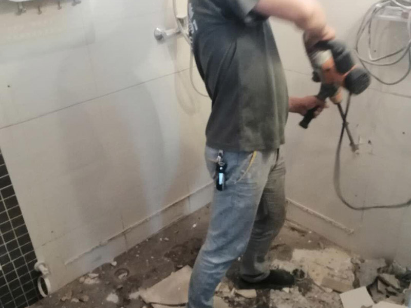 衛(wèi)生間改造裝修：既然是改造，肯定是對衛(wèi)生間的格局或是衛(wèi)浴設(shè)施、地磚、墻磚等地方不滿意，但在改造之前你需要將這些不滿意的地方進行拆除，且拆除之后的垃圾也要及時清理，避免阻礙施工進程。將不需要或是不滿意的地方進行拆除后，留下的成品需要進行施工保護，防止磕碰到，還可防止被上面的重物或是棱角碰壞。水電改造可謂是改造衛(wèi)生間的重點，衛(wèi)生間原有的水電路管線往往有許多不合理的布局，所以在改造過程中要對原有的水電路進行徹查，看是否存在銹蝕、老化等情況，若有，則需要更換新的電路、水路，如果線路良好，且沒有多大的問題，則只需要添加刪減線路就可以了。同時在改造的時候最好能做到以后維修和保養(yǎng)都比較方便，然后將其做好隱蔽處理。做好防水處理也是衛(wèi)生間改造的重要一步。因為衛(wèi)生間的水、水蒸氣極其常見，防水做不好極易導(dǎo)致墻面潮濕、發(fā)霉，電路出現(xiàn)問題等的情況。衛(wèi)生間墻面上要做大約30厘米的防水涂料，以防積水浸透墻面，且要保證涂刷厚度均勻，還需要處理好地面和墻面交界處的各類管件的涂刷。