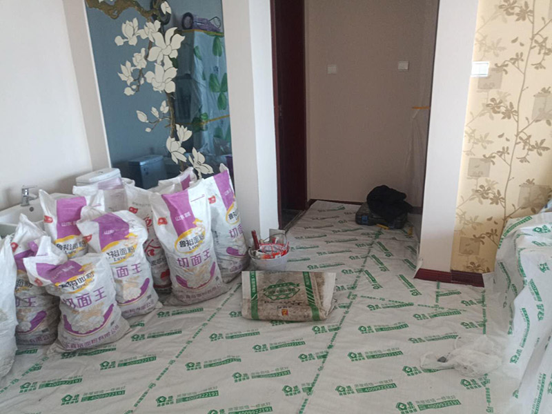 衛(wèi)生間改造裝修：既然是改造，肯定是對衛(wèi)生間的格局或是衛(wèi)浴設(shè)施、地磚、墻磚等地方不滿意，但在改造之前你需要將這些不滿意的地方進行拆除，且拆除之后的垃圾也要及時清理，避免阻礙施工進程。將不需要或是不滿意的地方進行拆除后，留下的成品需要進行施工保護，防止磕碰到，還可防止被上面的重物或是棱角碰壞。水電改造可謂是改造衛(wèi)生間的重點，衛(wèi)生間原有的水電路管線往往有許多不合理的布局，所以在改造過程中要對原有的水電路進行徹查，看是否存在銹蝕、老化等情況，若有，則需要更換新的電路、水路，如果線路良好，且沒有多大的問題，則只需要添加刪減線路就可以了。同時在改造的時候最好能做到以后維修和保養(yǎng)都比較方便，然后將其做好隱蔽處理。做好防水處理也是衛(wèi)生間改造的重要一步。因為衛(wèi)生間的水、水蒸氣極其常見，防水做不好極易導(dǎo)致墻面潮濕、發(fā)霉，電路出現(xiàn)問題等的情況。衛(wèi)生間墻面上要做大約30厘米的防水涂料，以防積水浸透墻面，且要保證涂刷厚度均勻，還需要處理好地面和墻面交界處的各類管件的涂刷。