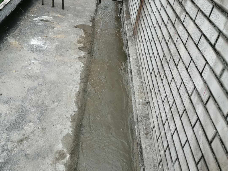 露臺防水維修：陽臺防水層由于暴露在大自然中，受到炎熱日光的暴曬，狂風(fēng)的吹襲，雨雪的侵蝕，嚴(yán)寒酷暑的溫度折磨，沒有優(yōu)良的性能和良好的保護措施，難以達(dá)到要求的耐久年限。所以應(yīng)選擇抗拉強度高、延伸率大、耐老化好的防水材料。 在大雨天和臺風(fēng)時，當(dāng)雨量大于地漏的排水能力時，就有可能陽臺地面形成積水，當(dāng)水量太大時，就有可能漫過推拉門的防水框從而進(jìn)入室內(nèi)。因此，在選擇陽臺地漏的時候，較好選擇排水量較大，排水順暢的地漏。 未封閉的陽臺遇到暴雨會大量進(jìn)水，為避免雨水泛入室內(nèi)，所以地面裝修時要考慮水平傾斜度，保證水能流向排水孔，不能讓水對著房間流。陽臺地面應(yīng)低于室內(nèi)樓層地面30&mdash;&mdash;60毫米，向排水方向作平緩斜坡，外緣設(shè)擋水邊坎，將水導(dǎo)入雨水管排出。