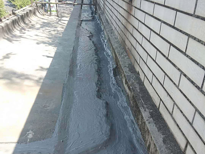 露臺防水維修：陽臺防水層由于暴露在大自然中，受到炎熱日光的暴曬，狂風(fēng)的吹襲，雨雪的侵蝕，嚴(yán)寒酷暑的溫度折磨，沒有優(yōu)良的性能和良好的保護措施，難以達(dá)到要求的耐久年限。所以應(yīng)選擇抗拉強度高、延伸率大、耐老化好的防水材料。 在大雨天和臺風(fēng)時，當(dāng)雨量大于地漏的排水能力時，就有可能陽臺地面形成積水，當(dāng)水量太大時，就有可能漫過推拉門的防水框從而進(jìn)入室內(nèi)。因此，在選擇陽臺地漏的時候，較好選擇排水量較大，排水順暢的地漏。 未封閉的陽臺遇到暴雨會大量進(jìn)水，為避免雨水泛入室內(nèi)，所以地面裝修時要考慮水平傾斜度，保證水能流向排水孔，不能讓水對著房間流。陽臺地面應(yīng)低于室內(nèi)樓層地面30&mdash;&mdash;60毫米，向排水方向作平緩斜坡，外緣設(shè)擋水邊坎，將水導(dǎo)入雨水管排出。