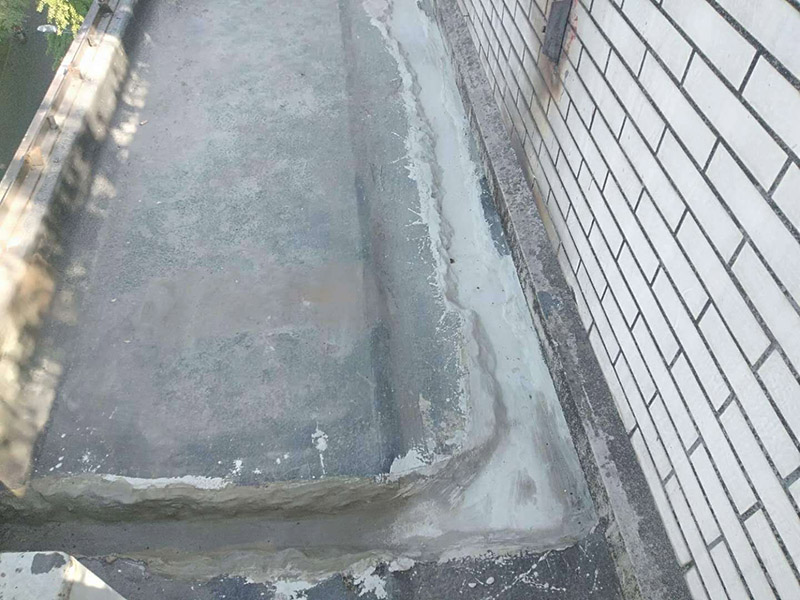 露臺防水維修：陽臺防水層由于暴露在大自然中，受到炎熱日光的暴曬，狂風(fēng)的吹襲，雨雪的侵蝕，嚴(yán)寒酷暑的溫度折磨，沒有優(yōu)良的性能和良好的保護措施，難以達(dá)到要求的耐久年限。所以應(yīng)選擇抗拉強度高、延伸率大、耐老化好的防水材料。 在大雨天和臺風(fēng)時，當(dāng)雨量大于地漏的排水能力時，就有可能陽臺地面形成積水，當(dāng)水量太大時，就有可能漫過推拉門的防水框從而進(jìn)入室內(nèi)。因此，在選擇陽臺地漏的時候，較好選擇排水量較大，排水順暢的地漏。 未封閉的陽臺遇到暴雨會大量進(jìn)水，為避免雨水泛入室內(nèi)，所以地面裝修時要考慮水平傾斜度，保證水能流向排水孔，不能讓水對著房間流。陽臺地面應(yīng)低于室內(nèi)樓層地面30&mdash;&mdash;60毫米，向排水方向作平緩斜坡，外緣設(shè)擋水邊坎，將水導(dǎo)入雨水管排出。