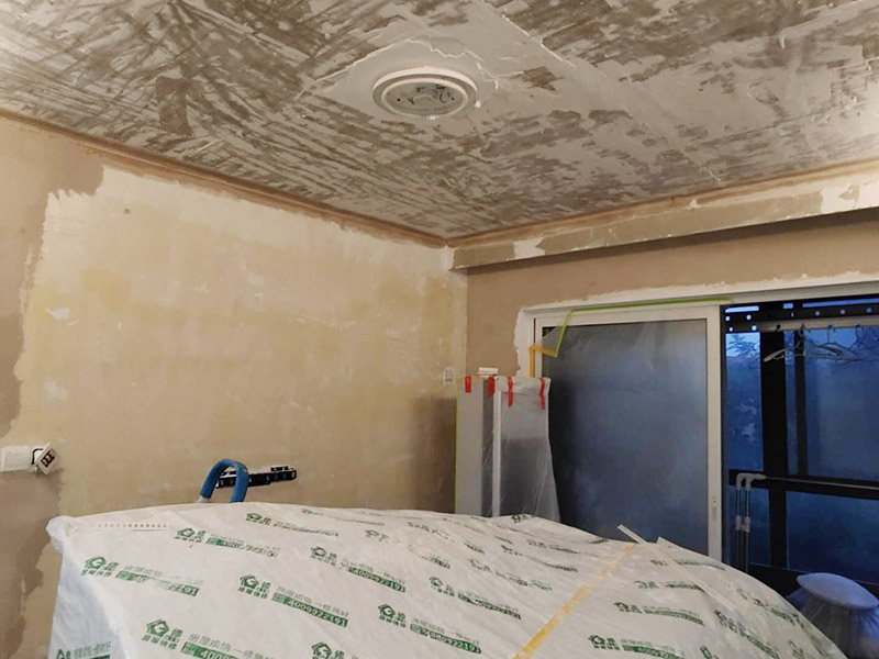 墻面改造翻新：在舊墻面上重新刷乳膠漆之前，一般先要對舊墻上的油污、浮灰、空鼓或裂紋等做處理，清除浮灰，鏟除起砂翹皮等部位，對油污的部位，應(yīng)先將原有涂層鏟除，不能鏟除應(yīng)徹底清洗干凈，墻面清理完畢，在用膩子批刮兩道。 盡量用較細的砂紙，通常質(zhì)地較松軟的膩子用400-500號的砂紙，質(zhì)地較硬的用360-400號為佳，假如砂紙?zhí)值脑挄粝潞苌畹纳昂郏⑵崾茄谏w不掉的。打磨結(jié)束必定。上完底漆后，可以明顯看到膩子打磨完畢后還留有一些坑眼，這時候就需要修補了，修補時一定要打磨平整，再用稍微多加一點水的底漆刷一遍，以免刷面漆的時候因為與其它墻面吃水量不同而有色差。上面漆時要選擇好的滾筒，注意滾筒的毛不要太短，但一定要細，漆不要加過量的水，過量的水會影響漆膜厚度、手感和硬度。涂刷的時候要注意墻角、每滾中間接茬部分和收漆方向，確保刷出來的漆膜手感細膩。 乳膠漆涂刷完以后4個小時就會干燥，但干燥的漆膜還沒有達到必定的硬度，這就要護理，很簡單，7-10天以內(nèi)不要有擦拭或任何觸摸墻面的行為即可。