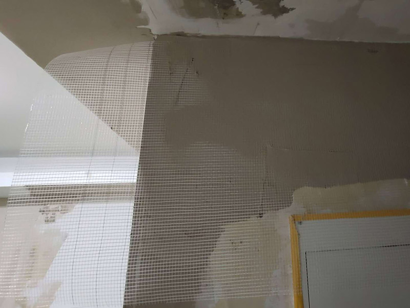 墻面改造翻新：在舊墻面上重新刷乳膠漆之前，一般先要對舊墻上的油污、浮灰、空鼓或裂紋等做處理，清除浮灰，鏟除起砂翹皮等部位，對油污的部位，應(yīng)先將原有涂層鏟除，不能鏟除應(yīng)徹底清洗干凈，墻面清理完畢，在用膩子批刮兩道。 盡量用較細的砂紙，通常質(zhì)地較松軟的膩子用400-500號的砂紙，質(zhì)地較硬的用360-400號為佳，假如砂紙?zhí)值脑挄粝潞苌畹纳昂郏⑵崾茄谏w不掉的。打磨結(jié)束必定。上完底漆后，可以明顯看到膩子打磨完畢后還留有一些坑眼，這時候就需要修補了，修補時一定要打磨平整，再用稍微多加一點水的底漆刷一遍，以免刷面漆的時候因為與其它墻面吃水量不同而有色差。上面漆時要選擇好的滾筒，注意滾筒的毛不要太短，但一定要細，漆不要加過量的水，過量的水會影響漆膜厚度、手感和硬度。涂刷的時候要注意墻角、每滾中間接茬部分和收漆方向，確保刷出來的漆膜手感細膩。 乳膠漆涂刷完以后4個小時就會干燥，但干燥的漆膜還沒有達到必定的硬度，這就要護理，很簡單，7-10天以內(nèi)不要有擦拭或任何觸摸墻面的行為即可。