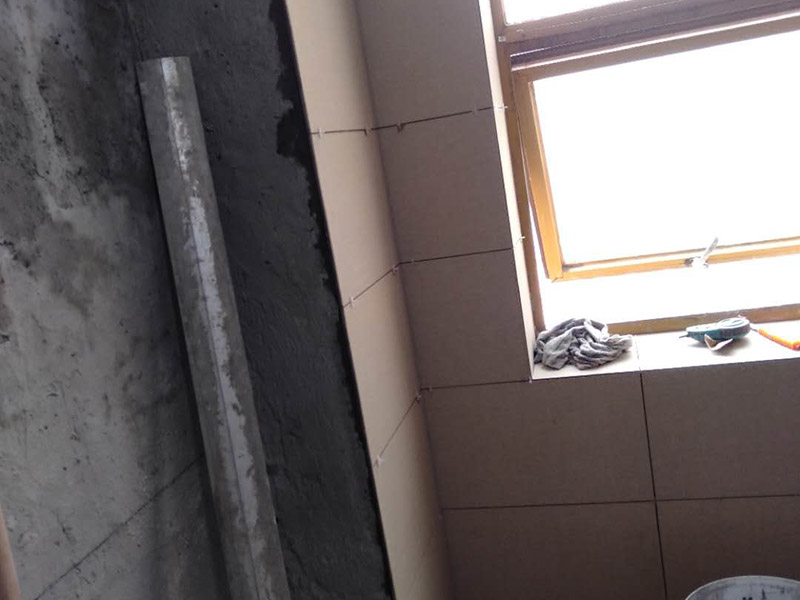 墻面貼磚施工：干鋪法是將沙子和水泥按照3：1的比例混合后兌少量的水，使水泥和沙子混合到可以用手攥成團(tuán)的黏稠度。將混合好的沙子水泥鋪在地面上，用一個(gè)平板把表面摸平。在瓷磚背面抹上黏稠度非常高的水泥，把瓷磚放到地面上，用橡皮錘敲實(shí)就完成了,主要用于地面瓷磚的鋪裝。 濕鋪法，是將沙子和水泥按照2：1的比例混合后兌水和好，水的量要多一些，使沙子和水泥的黏稠度高一些。然后涂抹到用水浸泡好的瓷磚背面貼到墻面上。濕鋪發(fā)主要應(yīng)用與墻面。