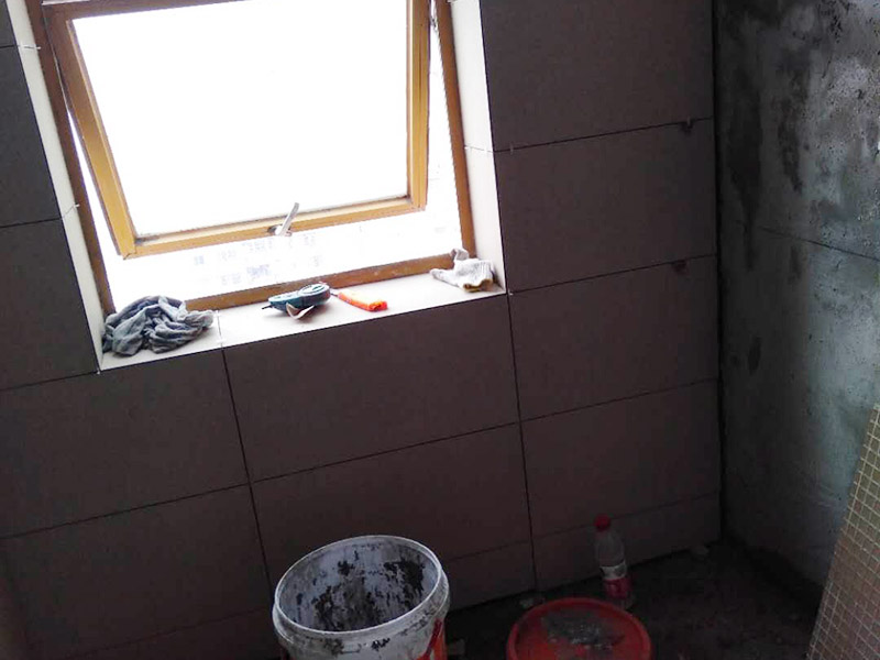 墻面貼磚施工：干鋪法是將沙子和水泥按照3：1的比例混合后兌少量的水，使水泥和沙子混合到可以用手攥成團(tuán)的黏稠度。將混合好的沙子水泥鋪在地面上，用一個(gè)平板把表面摸平。在瓷磚背面抹上黏稠度非常高的水泥，把瓷磚放到地面上，用橡皮錘敲實(shí)就完成了,主要用于地面瓷磚的鋪裝。 濕鋪法，是將沙子和水泥按照2：1的比例混合后兌水和好，水的量要多一些，使沙子和水泥的黏稠度高一些。然后涂抹到用水浸泡好的瓷磚背面貼到墻面上。濕鋪發(fā)主要應(yīng)用與墻面。