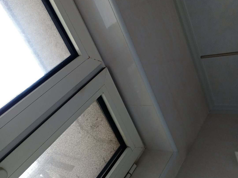 瓷磚局部修補(bǔ)：墻地面的瓷磚出現(xiàn)少量的局部空鼓，如在不影響櫥柜、鏡柜、花灑和熱水器等家具家電安裝穩(wěn)固的情況下，可以不予處理，但若是對(duì)安裝和日常生活造成影響，建議把這局部的瓷磚敲掉重新鋪貼。 建議拆下來(lái)重新鋪貼，此時(shí)鋪貼使用的粘合劑尤為重要，若瓷磚面積較小，可以用益膠泥，它比水泥粘著性更強(qiáng);單塊瓷磚粘貼在平坦平面上，可以使用瓷磚膠/瓷磚粘貼劑，若是小面積范圍的多片瓷磚，建議使用益膠泥比使用水泥更為恰當(dāng)。 若沙漿連同瓷磚一起掉落，要先在原基礎(chǔ)面上輕輕鑿些毛坑后，再拌有107膠的沙漿重新鑲貼，在基礎(chǔ)面上刷一層后將脫落的瓷磚壓上去，直至沙漿硬化。需要注意的是，若瓷磚僅是局部脫落，千萬(wàn)不可用力敲打基礎(chǔ)面上的沙漿，以防震松周圍原本牢固的瓷磚。