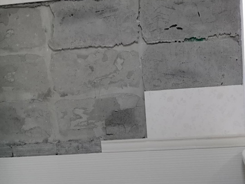 瓷磚局部修補(bǔ)：墻地面的瓷磚出現(xiàn)少量的局部空鼓，如在不影響櫥柜、鏡柜、花灑和熱水器等家具家電安裝穩(wěn)固的情況下，可以不予處理，但若是對(duì)安裝和日常生活造成影響，建議把這局部的瓷磚敲掉重新鋪貼。 建議拆下來(lái)重新鋪貼，此時(shí)鋪貼使用的粘合劑尤為重要，若瓷磚面積較小，可以用益膠泥，它比水泥粘著性更強(qiáng);單塊瓷磚粘貼在平坦平面上，可以使用瓷磚膠/瓷磚粘貼劑，若是小面積范圍的多片瓷磚，建議使用益膠泥比使用水泥更為恰當(dāng)。 若沙漿連同瓷磚一起掉落，要先在原基礎(chǔ)面上輕輕鑿些毛坑后，再拌有107膠的沙漿重新鑲貼，在基礎(chǔ)面上刷一層后將脫落的瓷磚壓上去，直至沙漿硬化。需要注意的是，若瓷磚僅是局部脫落，千萬(wàn)不可用力敲打基礎(chǔ)面上的沙漿，以防震松周圍原本牢固的瓷磚。