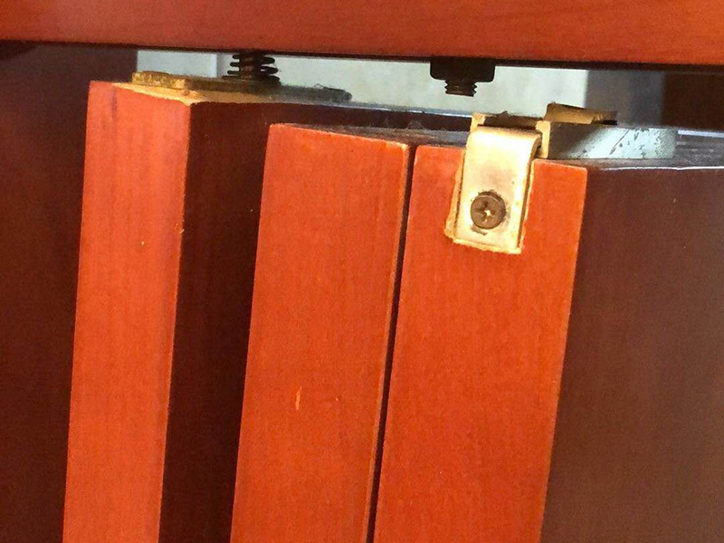 合頁推拉門維修：1、取一個(gè)邊框和下封，用固定螺絲固定 2、把固定好的邊框放置地上，然后把移門板排列在邊框上面 3、取另外一根邊框卡入排列好的移門板上，用螺絲固定下封和邊框 4、卡入上封，用螺絲固定，同時(shí)固定好上滑 5、上下螺絲都固定好后，用牽引螺絲把下滑固定在下封內(nèi)，完成安裝 6、注意：安裝下滑的時(shí)候，滑彈片是往里的。