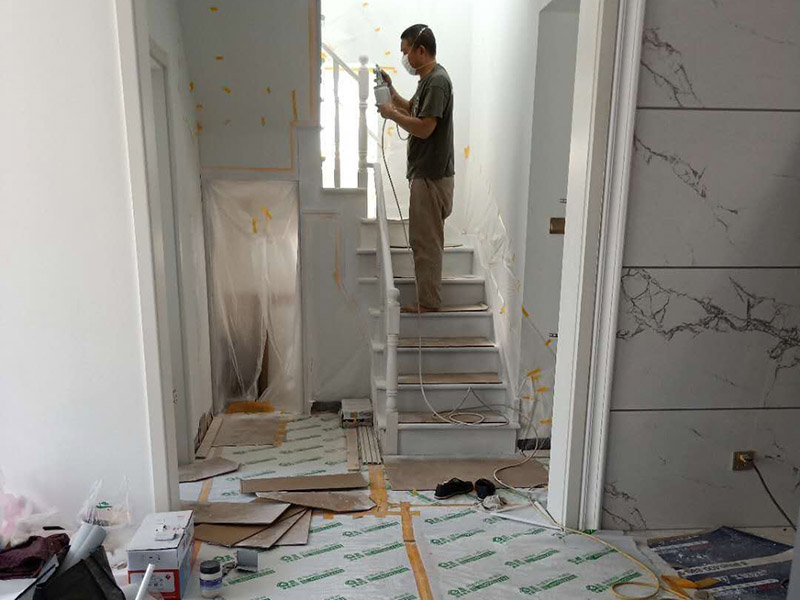 樓梯改色維修：木樓梯刷漆流程也是比較簡(jiǎn)單的,我覺得還是很不錯(cuò)的,先用砂布打磨一遍,然后清除灰塵、刷底漆、打磨、刷面漆。每刷一遍漆以后,都要用砂布打磨,最后的一遍油漆不要打磨的。