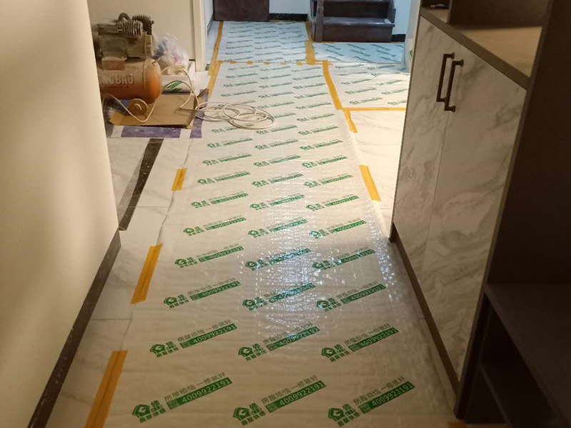 樓梯改色維修：木樓梯刷漆流程也是比較簡(jiǎn)單的,我覺得還是很不錯(cuò)的,先用砂布打磨一遍,然后清除灰塵、刷底漆、打磨、刷面漆。每刷一遍漆以后,都要用砂布打磨,最后的一遍油漆不要打磨的。 清水的(也就是能看見木紋的)就比較難辦了,要重新打磨掉再重做油漆的. 如果是渾水的,那可能好辦些,在上面再做一次顏色較淺的就行了. 因?yàn)橛推釓臏\色改深色要容易些,從深色改淺色要麻煩得多.