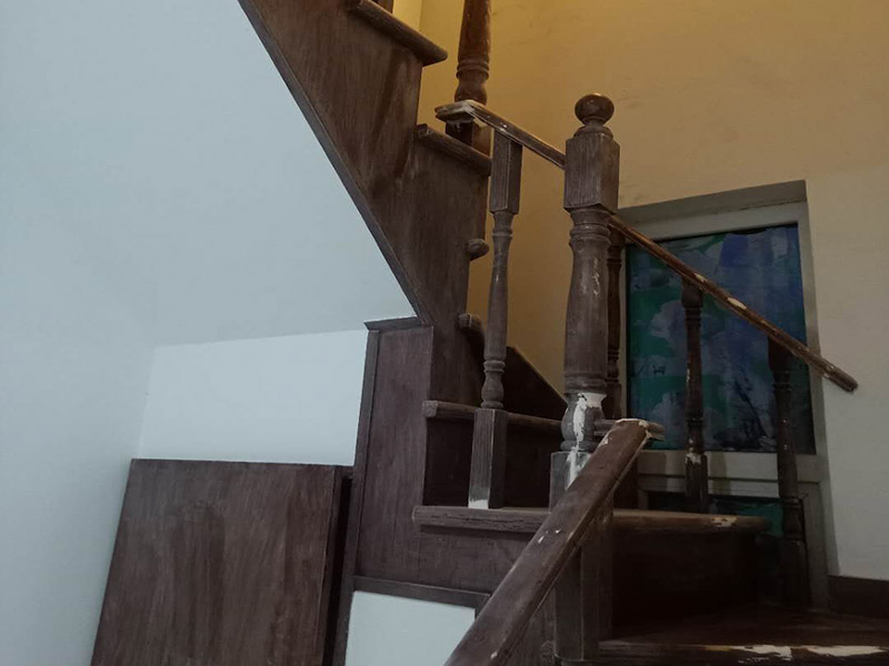 樓梯改色維修：木樓梯刷漆流程也是比較簡(jiǎn)單的,我覺得還是很不錯(cuò)的,先用砂布打磨一遍,然后清除灰塵、刷底漆、打磨、刷面漆。每刷一遍漆以后,都要用砂布打磨,最后的一遍油漆不要打磨的。 清水的(也就是能看見木紋的)就比較難辦了,要重新打磨掉再重做油漆的. 如果是渾水的,那可能好辦些,在上面再做一次顏色較淺的就行了. 因?yàn)橛推釓臏\色改深色要容易些,從深色改淺色要麻煩得多.