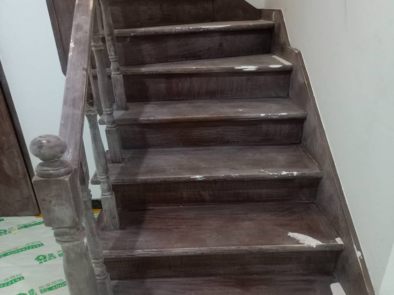 樓梯改色維修：木樓梯刷漆流程也是比較簡(jiǎn)單的,我覺得還是很不錯(cuò)的,先用砂布打磨一遍,然后清除灰塵、刷底漆、打磨、刷面漆。每刷一遍漆以后,都要用砂布打磨,最后的一遍油漆不要打磨的。 清水的(也就是能看見木紋的)就比較難辦了,要重新打磨掉再重做油漆的. 如果是渾水的,那可能好辦些,在上面再做一次顏色較淺的就行了. 因?yàn)橛推釓臏\色改深色要容易些,從深色改淺色要麻煩得多.