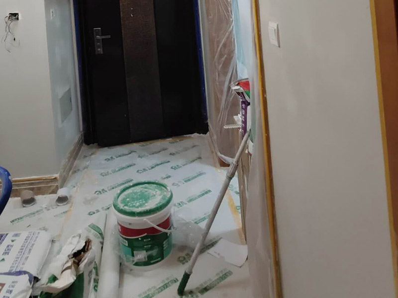 墻面翻新裝修：首先在做翻新的時候一定要把之前的墻面給處理干凈，粉化嚴(yán)重的一定要鏟除干凈。由于之前的墻面有刷過油漆和乳膠漆，所在做完鏟除后一定要做打磨處理，將原來墻體上的結(jié)實的表皮及浮沉全部清理掉，如果說墻體出現(xiàn)小部分的凹陷以及裂縫的話可以用膩子稍微填補一下。 清理干凈的墻面一定要刷一道底漆，墻面底漆的主要作用就是抗堿防潮、封固基材、保護面漆、提高面漆的質(zhì)量以及遮蓋力。尤其是對老房子進(jìn)行翻新的時候底漆是特別的重要，如果說是直接的上面漆的話墻面就很容易起泡發(fā)霉，時間不久后就會再一次出現(xiàn)脫落現(xiàn)象，不能重蹈覆轍。在修補的過程中要是沒有做到全面，并且上漆過程已經(jīng)做了的話那就會顯得相當(dāng)?shù)穆闊?，上漆工程完成后的話再對沒有修補到的地方進(jìn)行修補的話就會很難達(dá)到預(yù)想效果。 在上面漆之前要裝油漆按照漆桶的說明配比及涂刷，要準(zhǔn)備足夠的量，保證顏色的相同，不要因為量少缺量后來進(jìn)行后補，這樣很容易發(fā)生色差的問題。刷面漆時要選擇質(zhì)量好的刷漆滾筒，這樣刷出來的質(zhì)地才會更加的均勻好看。刷完漆之后要注意通風(fēng)問題，因為稀釋劑中的二甲苯成分會與乳膠漆中的成分發(fā)生化學(xué)反應(yīng)導(dǎo)致墻面泛黃。