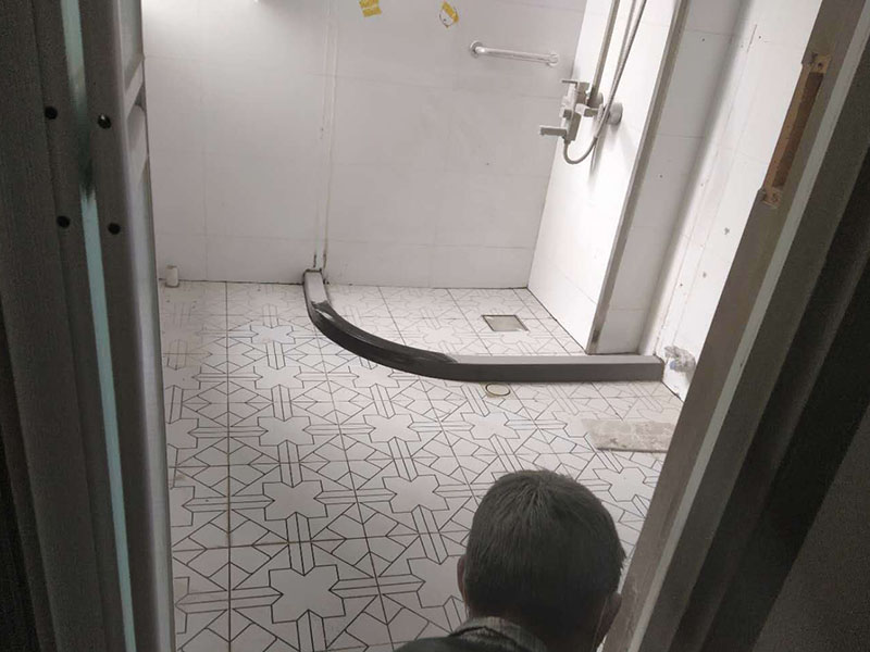 衛(wèi)生間翻新施工：其實衛(wèi)生間翻新最主要的目的，就是要更換水電，尤其是那些隱蔽性極強，一般埋在地下或墻壁內(nèi)的。在進行翻新的時候，最好一并更換，不管有沒有問題，這樣都能給日后的生活帶來保障。更換完水電之后，就可以進行瓷磚的鋪貼了。不管是地面還是墻面，都是一個比較大的工程。在衛(wèi)生間翻新前先找平地面和墻面，清楚所有雜物。然后先對墻面進行鋪設(shè)，墻面一般多是小塊的瓷磚比較好施工。地面就要注意一些了，需要設(shè)置輔助線來進行施工，還要注意下水管等地方，這些地方都需要低于地面高度的哦！ 最后就是防水的問題了，防水是衛(wèi)生間翻新過程中，非常需要重視的問題。在施工前最好購買好一些的防水涂料，這樣施工效果更好，而且使用壽命更久，幾年內(nèi)不會出現(xiàn)問題。值得注意的是，很多人在做防水的時候，都會忽略墻面的防水，其實墻面也需要做好防水哦！有時候會產(chǎn)生水蒸氣附著在墻面，也是會對墻面造成損害的！