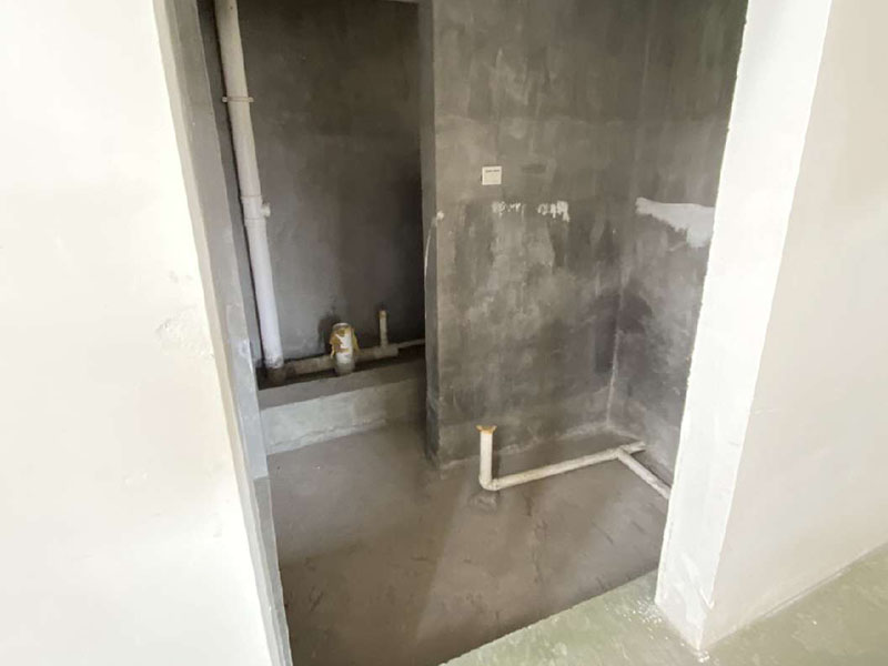 衛(wèi)生間防水處理：1、刷第一遍防水涂料。施工前確保工地干凈、干燥，防水涂料要涂滿，無遺漏，與基層結(jié)合牢固，無裂紋，無氣泡，無脫落現(xiàn)象。涂刷高度一致，厚度要達(dá)到產(chǎn)品規(guī)定要求。 2、刷第二遍防水涂料。注意、第二遍防水涂料間需要有一定時(shí)間間隔，待遍涂料干透后才能進(jìn)行第二遍，具體時(shí)間視涂料而定。間隔時(shí)間太短，防水的效果會(huì)大打折扣。 3、鋪保護(hù)層。為防止之后的施工破壞防水層，需在防水涂料表面鋪上保護(hù)層。保護(hù)層要完全覆蓋防水層，無遺漏，與基層結(jié)合牢固，無裂紋，無氣泡，無脫落現(xiàn)象。 4、閉水試驗(yàn)。閉水試驗(yàn)時(shí)，地面點(diǎn)的水線不能低于2厘米，保存至少24小時(shí)，觀察無滲漏現(xiàn)象后方算合格。如有滲漏，需重做，切莫不能疏忽大意。