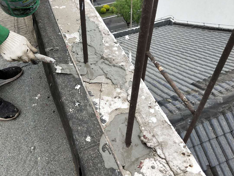 屋頂管道防水維修：1.清洗原地面,待干;2.做防水層。用材不是重要的,市面上的正品材料都是好的,關(guān)鍵是做工,邊邊角角、凹凹凸凸、細(xì)縫小孔等一點(diǎn)都不能馬虎。若是液體材料,至少做三遍;3.封水泥沙漿,約5cm厚,保護(hù)防水層。