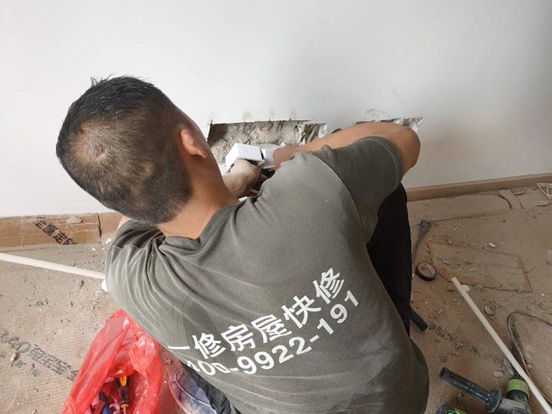 插座面板安裝:1.首先插座的導(dǎo)線安裝上需要注意，電源導(dǎo)線需要使用銅線橫截面，布線時(shí)一定要遵循&ldquo;火線進(jìn)開(kāi)關(guān)，零線進(jìn)燈頭&rdquo;的原則，還要在插座上設(shè)漏電保護(hù)裝置。 2.先確定好各個(gè)插座需要安裝的位置，在日后電器使用來(lái)決定。一般明裝距離地面最好不低于1.8米，暗裝距離地面不低于 0.3米，廚房和衛(wèi)生間的插座應(yīng)在1.5米以上，空調(diào)插座至少要在2米以上。 3.臥室床頭多做二插，廚衛(wèi)多做三插。 4.要是日后是用來(lái)使用空調(diào)、冰箱、抽油煙機(jī)等大功率電器，那么就需要使用獨(dú)立插座，超負(fù)荷運(yùn)行，易引起火災(zāi)。三孔插座的地線一定要接，不可以讓之形同虛設(shè)，不然一旦漏電，會(huì)導(dǎo)致觸電。多設(shè)幾個(gè)回路，防止一個(gè)短路全房間用電癱瘓。 5.需要暗裝用插座外盒框畫(huà)出框架，然后按照畫(huà)出的框架線挖坑，深度與插座厚度相當(dāng)。