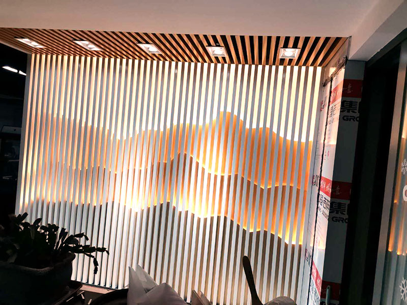 門店背景墻裝修：清掃基層、填補(bǔ)縫隙&rarr;石膏板面接縫處貼接縫帶、補(bǔ)膩?zhàn)?、磨砂?rarr;滿刮膩?zhàn)印⒛テ?rarr;涂刷防潮劑&rarr;涂刷底膠&rarr;墻面彈線&rarr;壁紙浸水&rarr;壁紙、基層涂刷粘結(jié)劑&rarr;墻紙裁紙、刷膠&rarr;上墻裱貼、拼縫、搭接、對花&rarr;趕壓膠粘劑氣泡&rarr;擦凈膠水&rarr;修整。