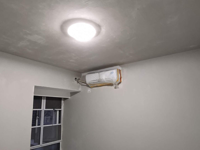 全屋墻面翻新：舊墻的基本處理bai包括清理舊墻面原有的乳膠du漆和膩子層的鏟除、木zhi裝修、其他表面裝飾物（如壁紙）的拆除，如果只是裝修了一兩年的墻面，墻面的膩子可以不用鏟除，用鋼刷和砂紙打磨墻面后就可以重新涂刷乳膠漆，如果裝修時間較長的就需要將膩子層鏟除后再進(jìn)行后續(xù)工序。切記舊墻面一定要進(jìn)行處理，不能直接涂刷，粉化嚴(yán)重的墻面要鏟除后，抹上一層白水泥，再進(jìn)行涂刷。 墻面涂刷底漆的作用是抗堿防潮、封固基材、保護(hù)面漆，提高面漆的質(zhì)感和遮蓋力。如果沒有刷底漆就直接上面漆的話，時間一長墻面就容易起泡、發(fā)霉，經(jīng)陽光長時間照射也會發(fā)生墻面變色的情況。