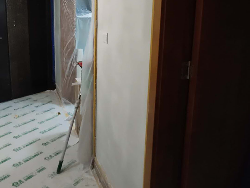 全屋墻面翻新：舊墻的基本處理bai包括清理舊墻面原有的乳膠du漆和膩子層的鏟除、木zhi裝修、其他表面裝飾物（如壁紙）的拆除，如果只是裝修了一兩年的墻面，墻面的膩子可以不用鏟除，用鋼刷和砂紙打磨墻面后就可以重新涂刷乳膠漆，如果裝修時間較長的就需要將膩子層鏟除后再進(jìn)行后續(xù)工序。切記舊墻面一定要進(jìn)行處理，不能直接涂刷，粉化嚴(yán)重的墻面要鏟除后，抹上一層白水泥，再進(jìn)行涂刷。 墻面涂刷底漆的作用是抗堿防潮、封固基材、保護(hù)面漆，提高面漆的質(zhì)感和遮蓋力。如果沒有刷底漆就直接上面漆的話，時間一長墻面就容易起泡、發(fā)霉，經(jīng)陽光長時間照射也會發(fā)生墻面變色的情況。