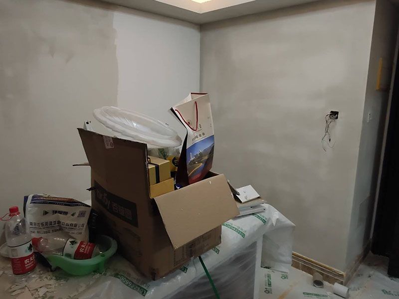 全屋墻面翻新：舊墻的基本處理bai包括清理舊墻面原有的乳膠du漆和膩子層的鏟除、木zhi裝修、其他表面裝飾物（如壁紙）的拆除，如果只是裝修了一兩年的墻面，墻面的膩子可以不用鏟除，用鋼刷和砂紙打磨墻面后就可以重新涂刷乳膠漆，如果裝修時間較長的就需要將膩子層鏟除后再進(jìn)行后續(xù)工序。切記舊墻面一定要進(jìn)行處理，不能直接涂刷，粉化嚴(yán)重的墻面要鏟除后，抹上一層白水泥，再進(jìn)行涂刷。 墻面涂刷底漆的作用是抗堿防潮、封固基材、保護(hù)面漆，提高面漆的質(zhì)感和遮蓋力。如果沒有刷底漆就直接上面漆的話，時間一長墻面就容易起泡、發(fā)霉，經(jīng)陽光長時間照射也會發(fā)生墻面變色的情況。