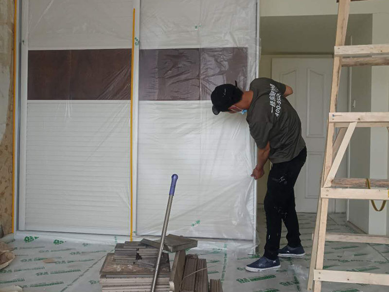 家具地板保護(hù)：在進(jìn)行家居裝修的過程中，首先完成的就是地面的鋪設(shè)。因此，我們在進(jìn)行其余施工時一定要注意對剛鋪好的地板進(jìn)行保護(hù)。而在裝修時灰塵是一定避免不了的，為了防止嶄新的地板被沾染灰塵以及施工團(tuán)隊人員等的腳印，最好先在地板上鋪一層防塵布等作為保護(hù)膜。除此之外，還是要在一天裝修結(jié)束后的時間里對防塵布等進(jìn)行灰塵的清除和家居保養(yǎng)工作，特別是灰塵堆積過厚的地方，以免將來裝修結(jié)束后因為灰塵過多清理時意外污染地板。