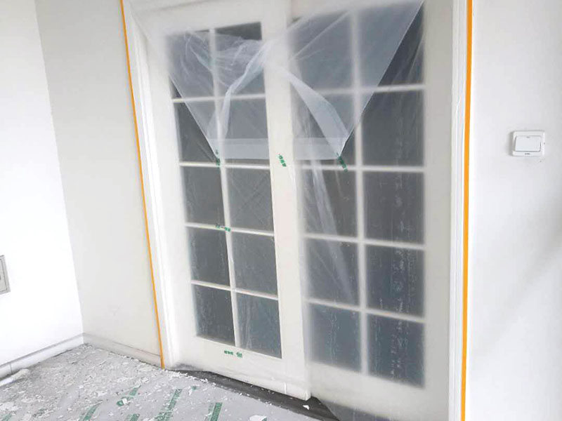 家具地板保護(hù)：在進(jìn)行家居裝修的過程中，首先完成的就是地面的鋪設(shè)。因此，我們在進(jìn)行其余施工時一定要注意對剛鋪好的地板進(jìn)行保護(hù)。而在裝修時灰塵是一定避免不了的，為了防止嶄新的地板被沾染灰塵以及施工團(tuán)隊人員等的腳印，最好先在地板上鋪一層防塵布等作為保護(hù)膜。除此之外，還是要在一天裝修結(jié)束后的時間里對防塵布等進(jìn)行灰塵的清除和家居保養(yǎng)工作，特別是灰塵堆積過厚的地方，以免將來裝修結(jié)束后因為灰塵過多清理時意外污染地板。