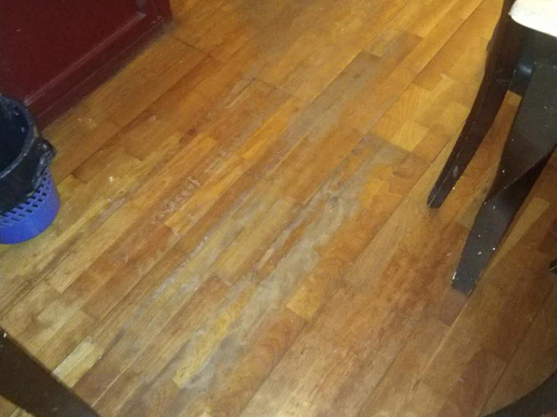 地板打磨翻新：大型地板創(chuàng)新機(jī)械經(jīng)屢次打磨除掉地板漆層、表層、木質(zhì)層約0.1毫米，再經(jīng)仔細(xì)砂光使地板外表細(xì)膩、潤(rùn)滑到達(dá)全新?tīng)顩r。地板邊角運(yùn)用小型角磨機(jī)進(jìn)行打磨才干到達(dá)全體滑潤(rùn)作用。 將地板原有的邊縫中的通明膩?zhàn)映?，從頭封縫。待底漆干后，刷第一遍面漆，待干。用水砂紙將地板面層磨至略感粗糙，除掉粉屑，刷第二層面漆即可。 打磨完后，必定要刮膩?zhàn)?，可?jiān)持地板的本性并地板外表不被刮花。