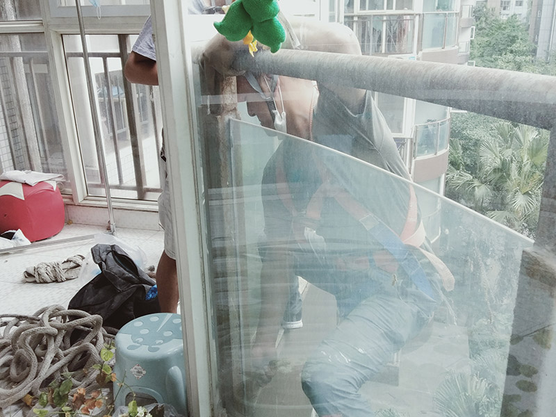 陽(yáng)臺(tái)玻璃更換維修：1.首先我們將要處理的陽(yáng)臺(tái)清理干凈,用水沖洗,自然曬干。 2.處理鋁合金鋼化玻璃框的灰塵,用抹布擦除即可。 3.安裝固定邊條。 4.固定邊條安裝好后,我們將鋁合金鋼化玻璃框擺放至固定邊條上。 5.用十字螺絲刀和自攻螺絲固定玻璃框。
