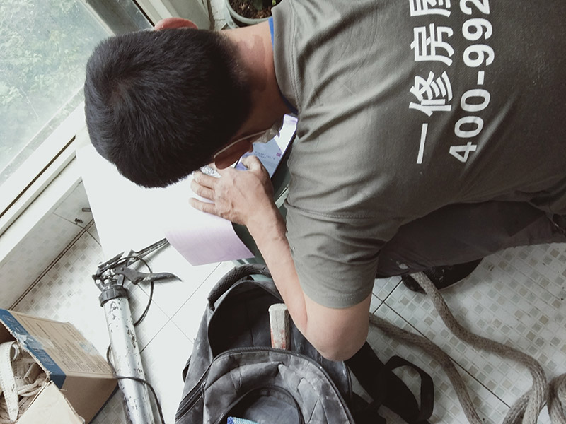 陽(yáng)臺(tái)玻璃更換維修：1.首先我們將要處理的陽(yáng)臺(tái)清理干凈,用水沖洗,自然曬干。 2.處理鋁合金鋼化玻璃框的灰塵,用抹布擦除即可。 3.安裝固定邊條。 4.固定邊條安裝好后,我們將鋁合金鋼化玻璃框擺放至固定邊條上。 5.用十字螺絲刀和自攻螺絲固定玻璃框。