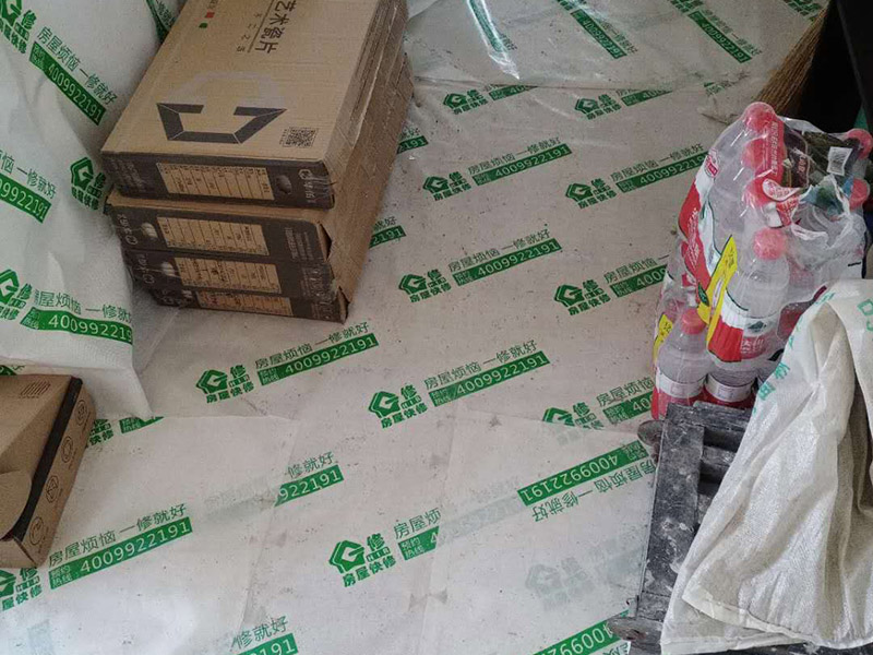 衛(wèi)生間翻新裝修：1、墻面墻面一般脫落比較的嚴(yán)重，在改造的時(shí)候要先將舊墻磚拆除，再用水泥砂漿將墻面找平，這樣做是為了便于后期瓷磚的鋪貼。2、水電線長(zhǎng)時(shí)間的使用后，衛(wèi)生間的水電會(huì)有老化現(xiàn)象。這個(gè)時(shí)候需要重新排布水管電管線路。水管和電線盡量走墻面和頂面。對(duì)于水管來(lái)說(shuō)這樣的安裝方式可以避免水管破裂。3、防水不管事初次裝修還是改造，防水都是很重要的施工。在做防水的時(shí)候建議用剛性防水，既能起到防水作用，又能避免墻磚空鼓。有一點(diǎn)要注意24小時(shí)防水使用不可省。4、貼磚在上述工程做好以后就是貼磚的施工了。衛(wèi)生間的瓷磚選擇防滑性能好，便于清潔的是上策。還有在鋪設(shè)的時(shí)候地漏處要低于整個(gè)地面。