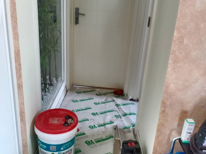 衛(wèi)生間翻新裝修：1、墻面墻面一般脫落比較的嚴(yán)重，在改造的時(shí)候要先將舊墻磚拆除，再用水泥砂漿將墻面找平，這樣做是為了便于后期瓷磚的鋪貼。2、水電線長(zhǎng)時(shí)間的使用后，衛(wèi)生間的水電會(huì)有老化現(xiàn)象。這個(gè)時(shí)候需要重新排布水管電管線路。水管和電線盡量走墻面和頂面。對(duì)于水管來(lái)說(shuō)這樣的安裝方式可以避免水管破裂。3、防水不管事初次裝修還是改造，防水都是很重要的施工。在做防水的時(shí)候建議用剛性防水，既能起到防水作用，又能避免墻磚空鼓。有一點(diǎn)要注意24小時(shí)防水使用不可省。4、貼磚在上述工程做好以后就是貼磚的施工了。衛(wèi)生間的瓷磚選擇防滑性能好，便于清潔的是上策。還有在鋪設(shè)的時(shí)候地漏處要低于整個(gè)地面。