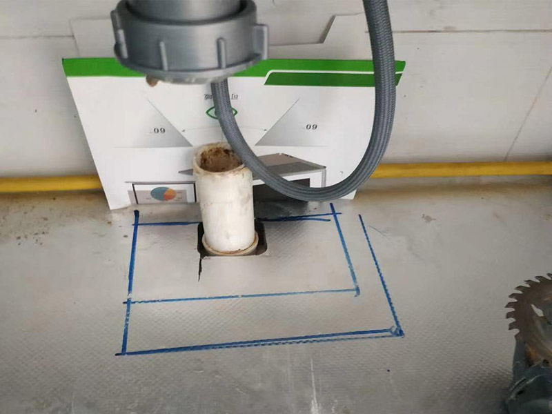 下水管漏水維修：發(fā)現(xiàn)衛(wèi)生間漏水后，馬上禁用衛(wèi)生間所有水龍頭，設(shè)置單獨(dú)水閥的，把它關(guān)掉最好。在維修好之前，不要再增加新的漏水。如果有明顯的縫隙，從縫隙中漏水。可以買填縫膏，將縫隙補(bǔ)上。補(bǔ)縫后，最好再噴一些防水劑在漏水區(qū)域。等膏體干透后，放水檢驗(yàn)效果。如果衛(wèi)生間出現(xiàn)大面積的漏水積水，說明情況比較嚴(yán)重，自己無法處理的。最好找專業(yè)的師父來，將地板撬開，重新做整個洗手間的防水層了。