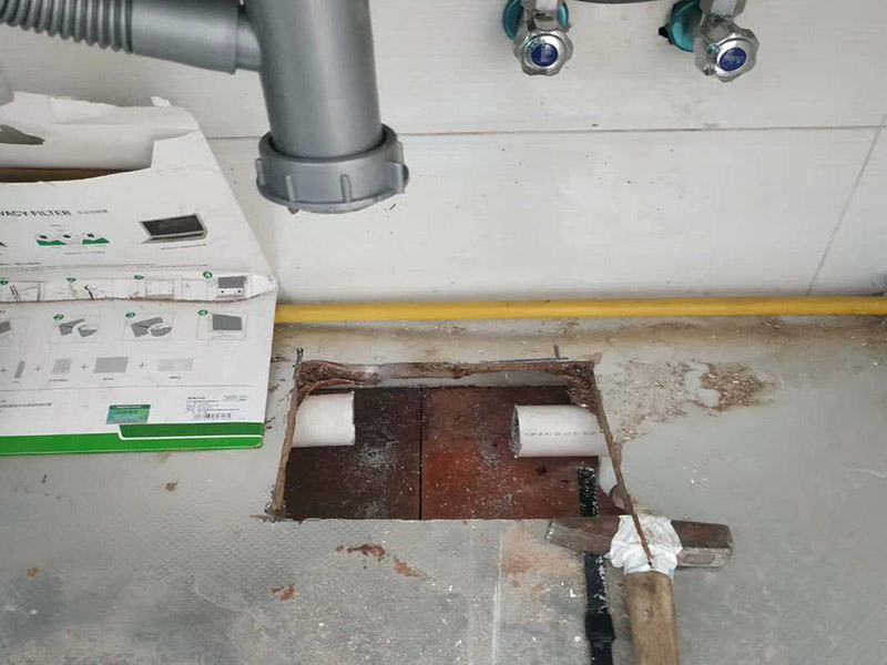 下水管漏水維修：發(fā)現(xiàn)衛(wèi)生間漏水后，馬上禁用衛(wèi)生間所有水龍頭，設(shè)置單獨(dú)水閥的，把它關(guān)掉最好。在維修好之前，不要再增加新的漏水。如果有明顯的縫隙，從縫隙中漏水?？梢再I填縫膏，將縫隙補(bǔ)上。補(bǔ)縫后，最好再噴一些防水劑在漏水區(qū)域。等膏體干透后，放水檢驗(yàn)效果。如果衛(wèi)生間出現(xiàn)大面積的漏水積水，說明情況比較嚴(yán)重，自己無法處理的。最好找專業(yè)的師父來，將地板撬開，重新做整個洗手間的防水層了。